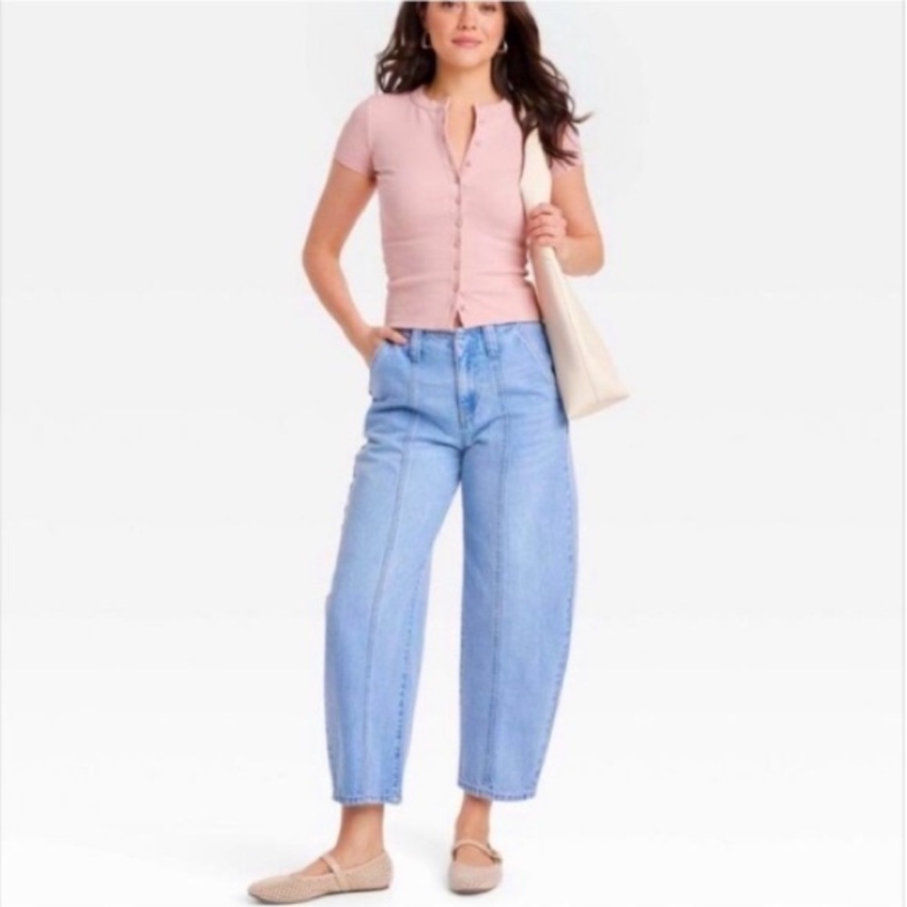 Light Wash Women’s Relaxed Barrel leg Fit Jeans